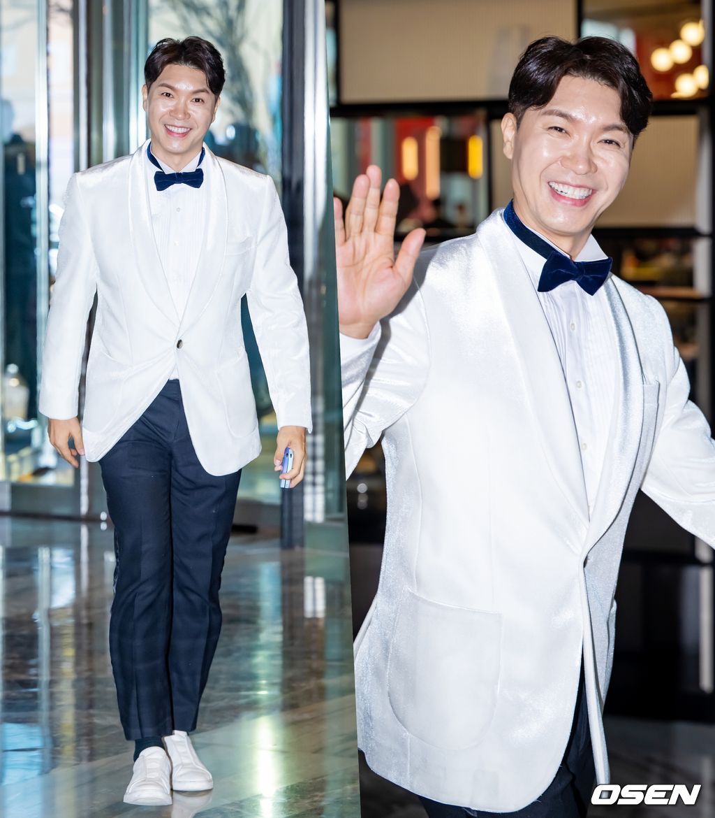 23일 오후 서울 영등포구 페어몬트 앰버서더 서울에서 방송인 박수홍이 23세 연하의 아내와 백년가약을 맺었다.신랑 박수홍이 결혼식장으로 입장하며 취재진에게 손인사를 하고 있다. 2022.12.23 / rumi@osen.co.kr