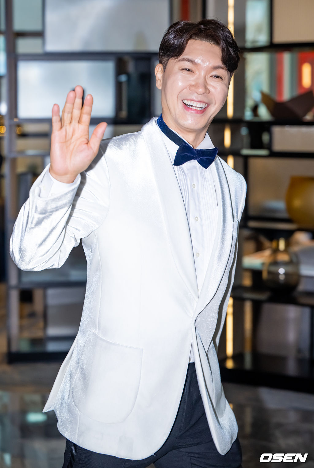 23일 오후 서울 영등포구 페어몬트 앰버서더 서울에서 방송인 박수홍이 23세 연하의 아내와 백년가약을 맺었다.신랑 박수홍이 결혼식장으로 입장하며 취재진에게 손인사를 하고 있다. 2022.12.23 / rumi@osen.co.kr