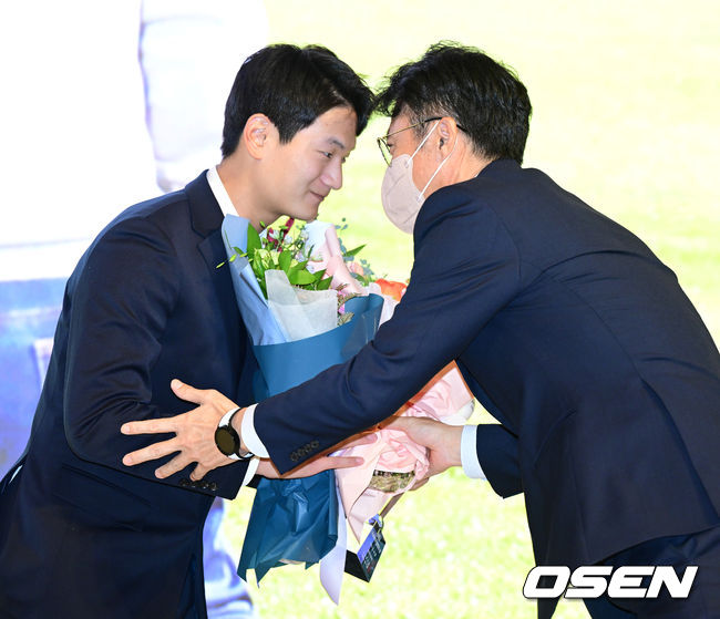 올해의 아마추어상을 수상한 한화 김서현이 손혁 단장의 축하를 받고 있다. 2022.12.08 / dreamer@osen.co.kr