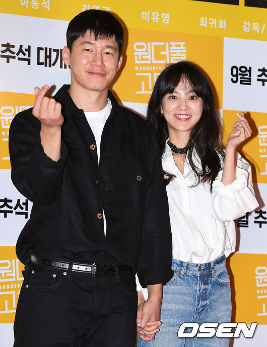 배우 김무열, 윤승아가 포토타임을 갖고 있다./sunday@osen.co.kr