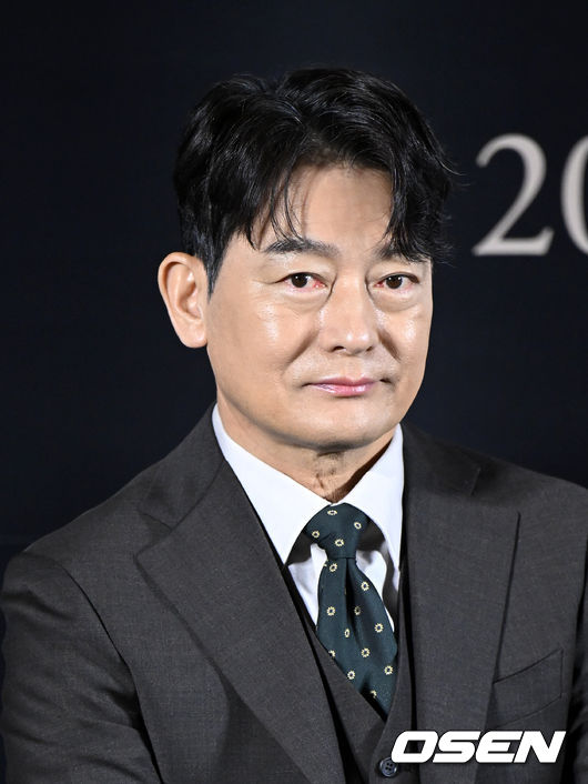 18일 서울 용산구 CGV 용산아이파크몰에서 영화 ‘올빼미’ 제작보고회가 열렸다.배우 조성하가 취재진의 질문을 듣고 있다. 2022.10.18 /sunday@osen.co.kr