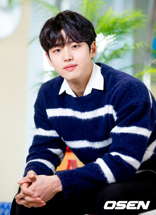 보이그룹 펜타곤이 컴백을 맞아 서울 성동구 큐브 엔터테인먼트 사옥에서 네이버 V라이브 OSEN '스타로드' 녹화를 진행했다.새 앨범 'LOVE or TAKE'(러브 올 테이크)로 컴백한 펜타곤. 'LOVE or TAKE'(러브 올 테이크)는 '사랑에 빠지든가' 혹은 '사랑을 쟁취하든가'라는 메인 테마를 바탕으로, 쿨하면서도 자신감 넘치는 펜타곤만의 사랑 방식을 다채로운 7개의 트랙에 담아낸 앨범이다. 펜타곤 홍석이 '스타로드' 녹화에 앞서 포즈를 취하고 있다. /cej@osen.co.kr