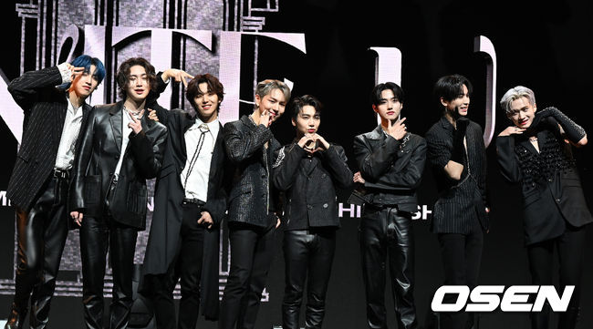 펜타곤이 포토타임을 하고 있다. 2022.01.24 /jpnews@osen.co.kr