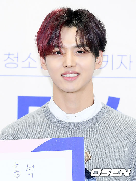 13일 오후 서울 영등포구 굿피플빌딩에서 ‘스타 마스크’ 캠페인 행사가 열렸다.‘스타 마스크’ 캠페인은 청소년들이 가장 사랑하고 동경하는 스타들이 실물 마스크를 기부하거나 마스크를 구입할 수 있도록 기부금을 보내 청소년들에게 심리적, 정서적 안정과 건강한 내일을 선물한다는 의미를 갖고 있다.그룹 펜타곤 홍석이 포즈를 취하고 있다. /cej@osen.co.kr