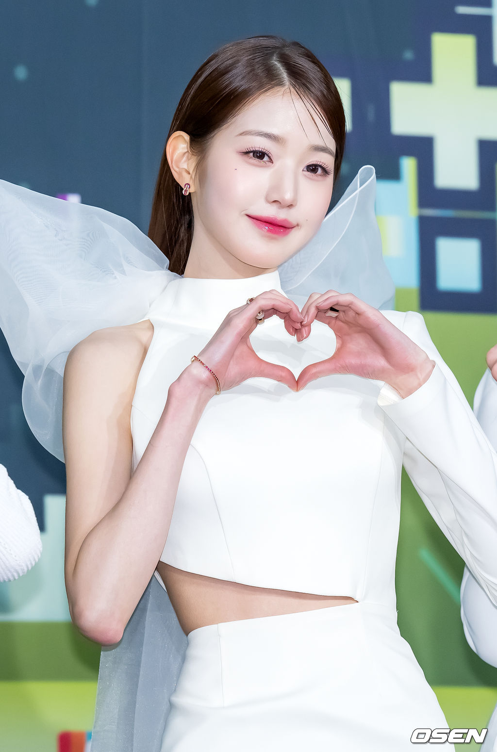 16일 오후 서울 잠실 실내체육관에서 ‘2022 KBS 가요대축제:Y2K’ 레드카펫 행사가 진행됐다.그룹 아이브 장원영이 무대 위에서 포즈를 취하고 있다. 2022.12.16 /rumi@osen.co.kr