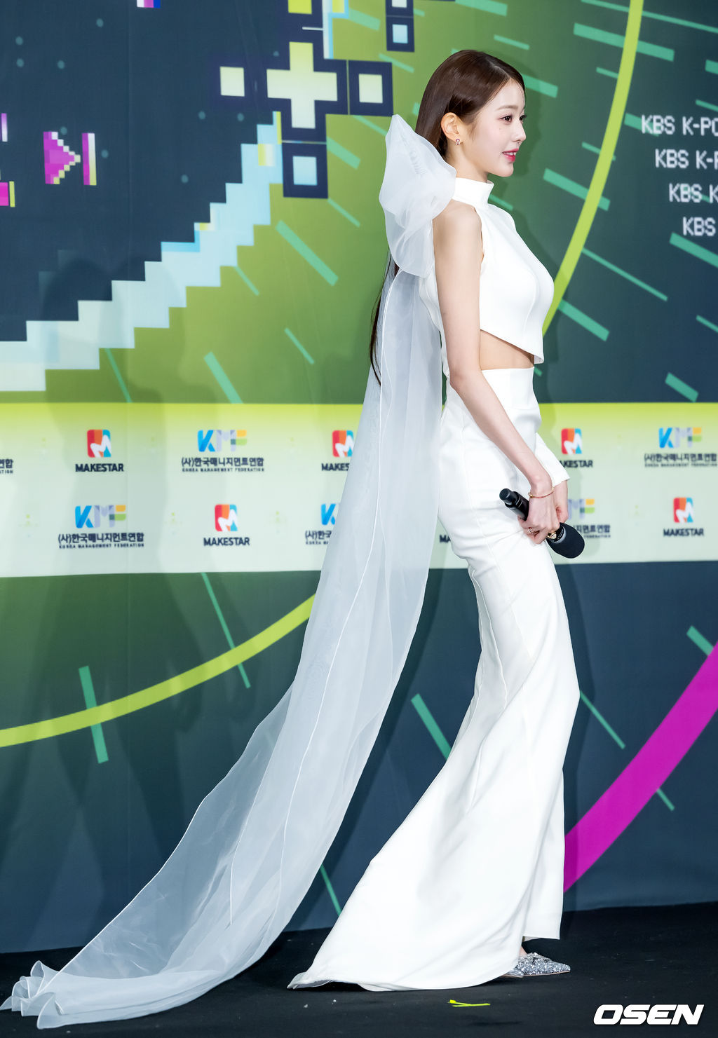 16일 오후 서울 잠실 실내체육관에서 ‘2022 KBS 가요대축제:Y2K’ 레드카펫 행사가 진행됐다. 그룹 아이브 장원영이 무대 위에서 포즈를 취하고 있다. 2022.12.16 /rumi@osen.co.kr