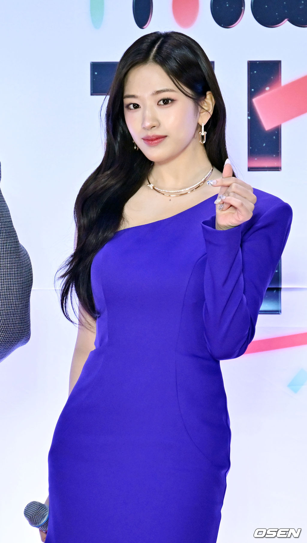 24일 오후 서울 구로구 고척스카이돔에서 2022 SBS 가요대전 레드카펫 포토월 행사가 열렸다. 아이브 (IVE) 안유진이 입장하며 포즈를 취하고 있다. 2022.12.24 / rumi@osen.co.kr