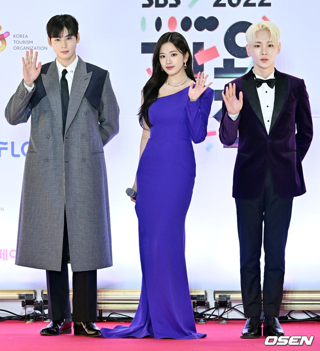 24일 오후 서울 구로구 고척스카이돔에서 2022 SBS 가요대전 레드카펫 포토월 행사가 열렸다. MC 차은우, 안유진, 키가 입장하며 포즈를 취하고 있다. 2022.12.24 / rumi@osen.co.kr
