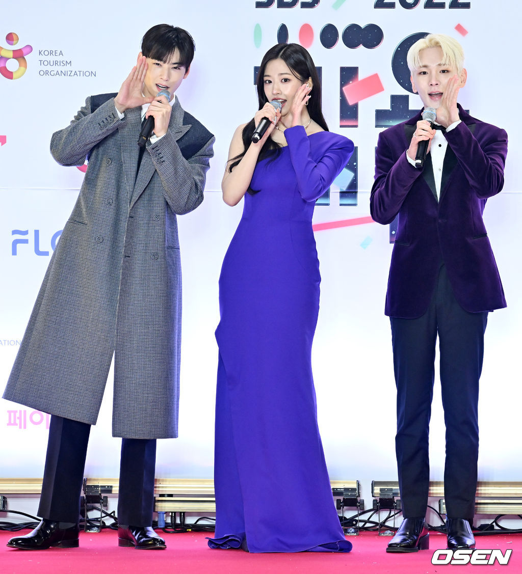24일 오후 서울 구로구 고척스카이돔에서 2022 SBS 가요대전 레드카펫 포토월 행사가 열렸다. MC 차은우, 안유진, 키가 입장하며 포즈를 취하고 있다. 2022.12.24 / rumi@osen.co.kr