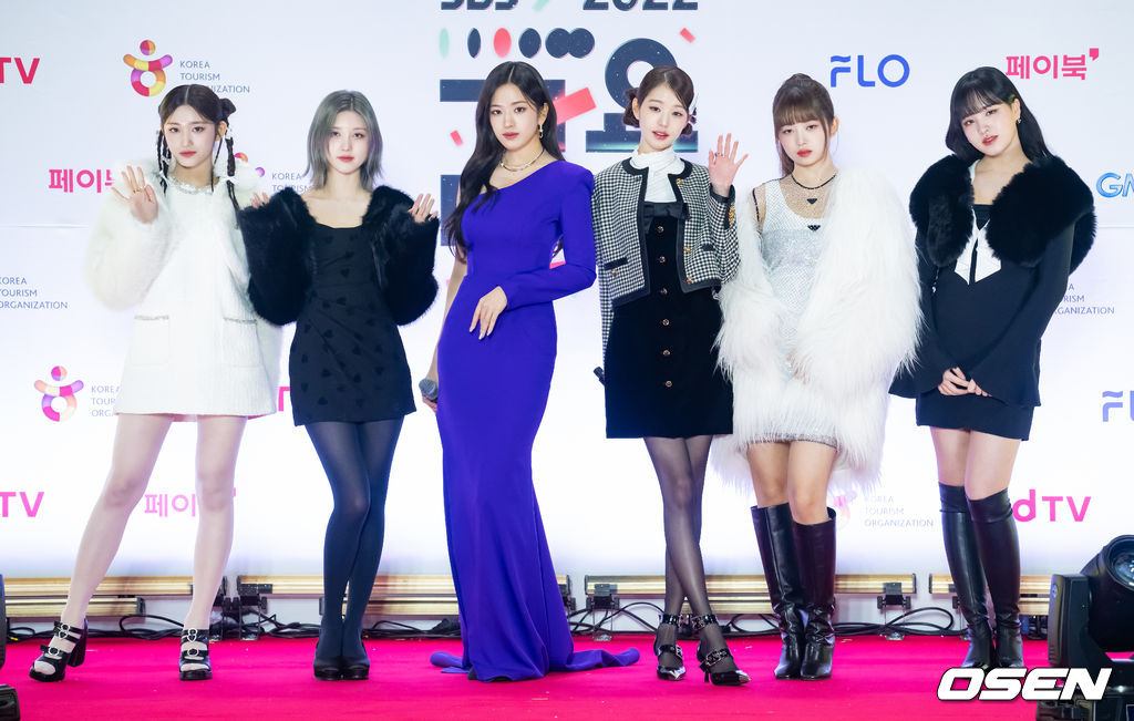24일 오후 서울 구로구 고척스카이돔에서 2022 SBS 가요대전 레드카펫 포토월 행사가 열렸다. 아이브 (IVE)가 포토월로 입장하며 포즈를 취하고 있다. 2022.12.24 / rumi@osen.co.kr
