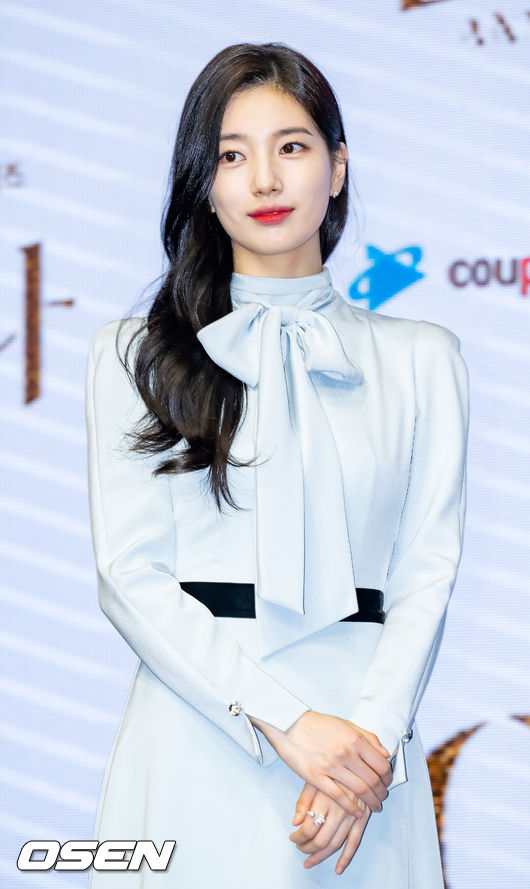 무대 위에서 배우 수지가 포토타임을 갖고 있다. 2022.06.21 /rumi@osen.co.kr
