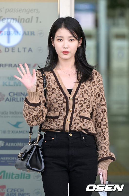 아이유가 22일 오전 2023 밀라노 패션 위크 참석을 위해 인천국제공항을 통해 출국했다.가수 겸 배우 아이유가 출국장으로 향하며 인사를 하고 있다. 2022.09.22 /sunday@osen.co.kr