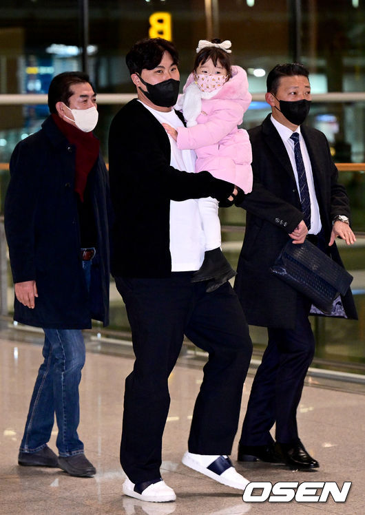 [OSEN=인천공항, 최규한 기자]류현진이 딸을 품에 안고 출국장에 도착하고 있다. 2022.12.29 / dreamer@osen.co.kr