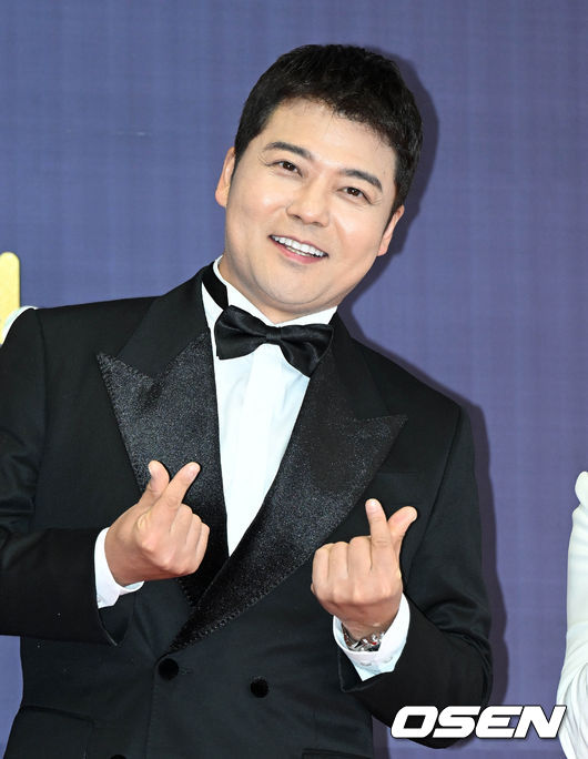 24일 오후 서울 영등포구 KBS홀에서 2022 KBS 연예대상이 열렸다.방송인 전현무가 포즈를 취하고 있다. 2022.12.24 /cej@osen.co.kr