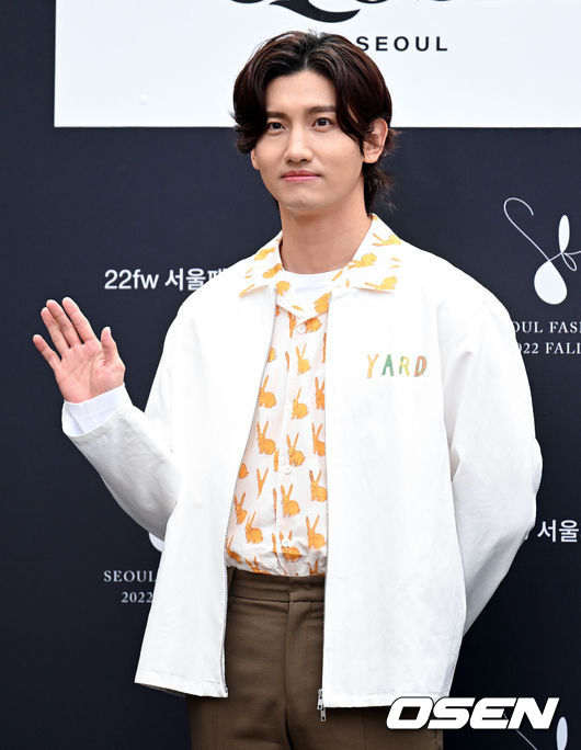 18일 서울 종로구 안국동 서울공예박물관에서  '2022 F/W 서울패션위크 비욘드클로젯(beyondcloset)’ 포토월 행사가 열렸다.'서울패션위크'는 코로나19 확산 이후 약 3년 만에 현장 패션쇼로 열렸다. 행사는 18일부터 오는 23일까지 현장 패션쇼를 포함해 온·오프라인으로 진행된다. 동방신기 최강창민이 취재진을 향해 포즈를 취하고 있다. 2022.03.18 /ksl0919@osen.co.kr