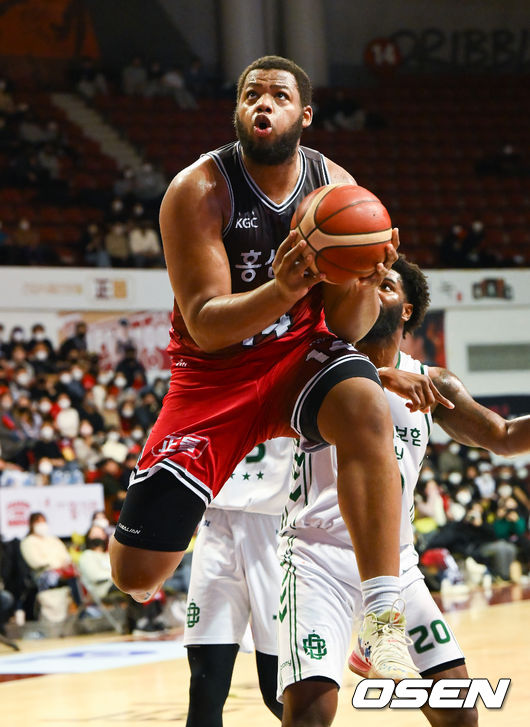 29일 오후 경기도 안양시 안양실내체육관에서 ‘2022-2023 SKT 에이닷 프로농구’ 안양 KGC인삼공사와 원주 DB의 경기가 진행됐다.3쿼터 KGC 스펠맨이 더블클러치 슛을 시도하고 있다.  2022.12.29 / soul1014@osen.co.kr