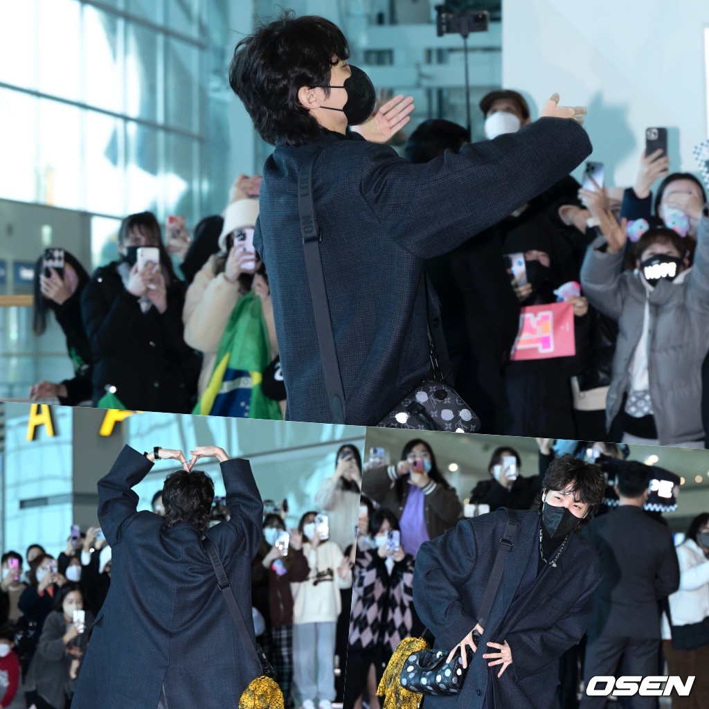 손키스와 하트 뿌리는 중