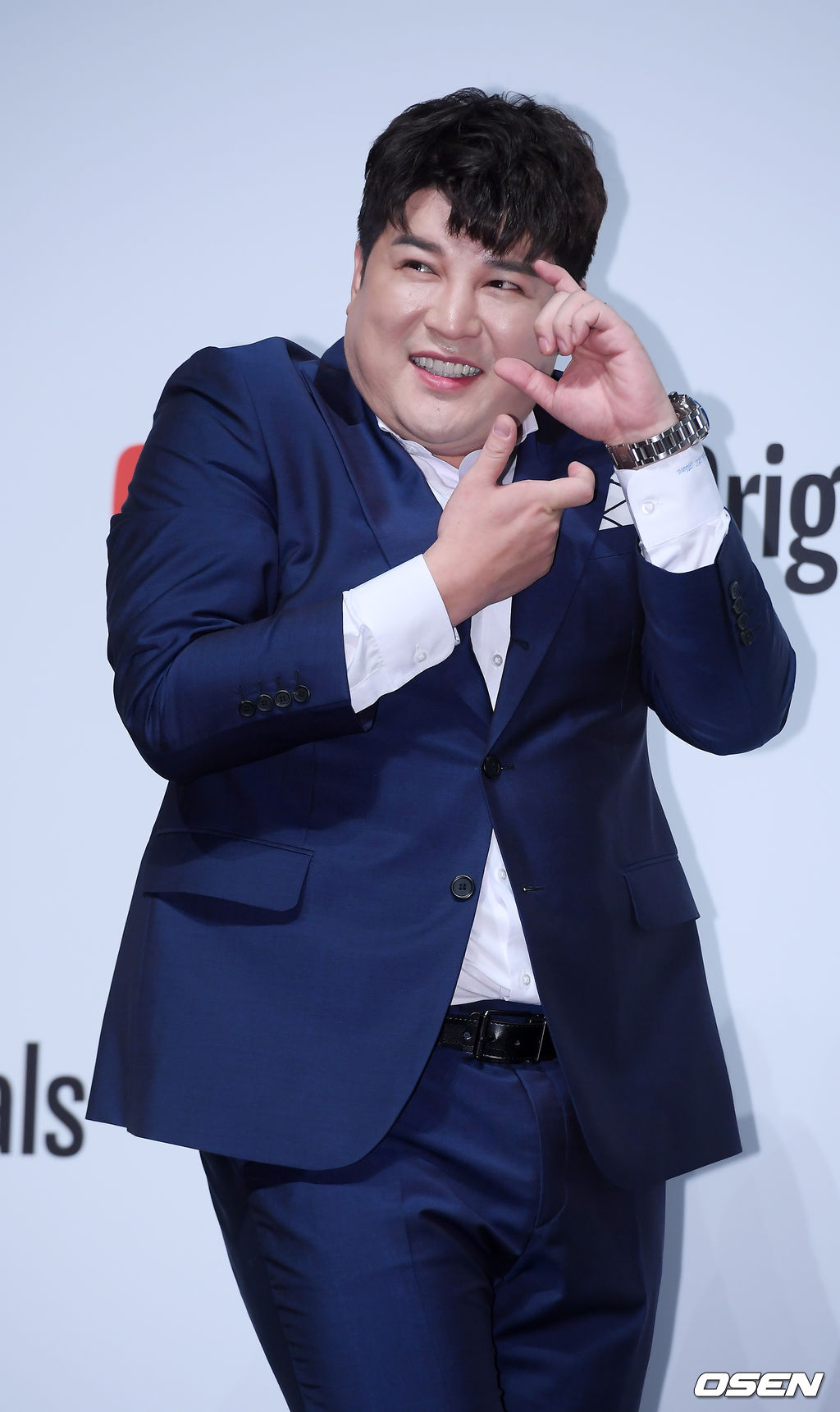 27일 오전 서울 강남구 SMTOWN코엑스아티움에서 열린 유튜브 오리지널 '아날로그 트립(Analog Trip)' 제작발표회가 진행됐다.슈퍼주니어 신동이 입장하며 포즈를 취하고 있다. / rumi@osen.co.kr