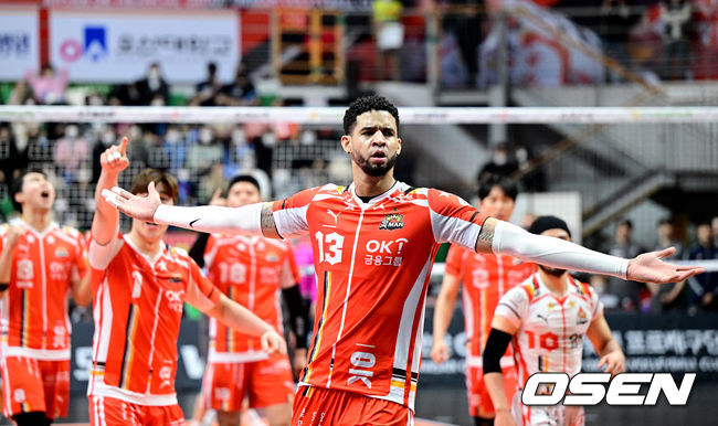 3세트 막판 OK금융그룹 레오가 서브 에이스를 성공시킨 뒤 환호하고 있다. 2023.01.01 / dreamer@osen.co.kr