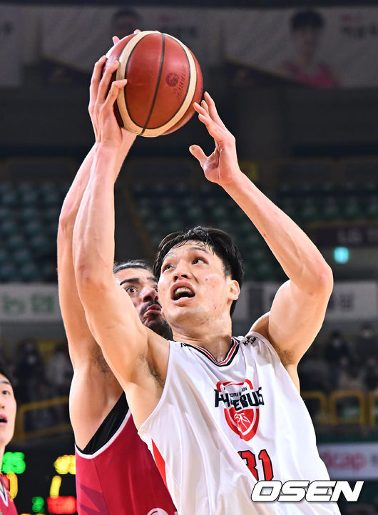 울산 현대모비스 장재석이 창원 LG 아셈 마레이의 마크를 피해 골밑슛을 시도하고 있다. 2023.01.01 / foto0307@osen.co.kr