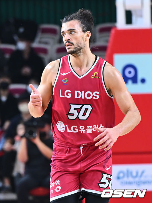 창원 LG 아셈 마레이가 슛을 성공시키고 엄지척을 하고 있다. 2023.01.01 / foto0307@osen.co.kr