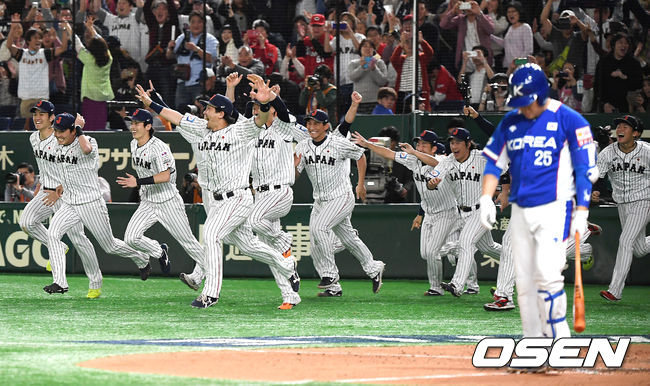 2019년 프리미어12 우승을 확정지은 일본 대표팀이 기뻐하고 있다. /OSEN DB