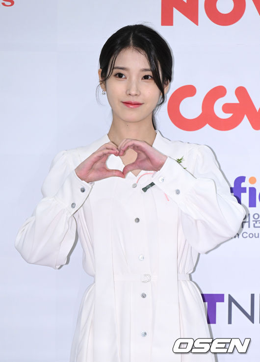 23일 오후 서울 여의도 중소기업중앙회 KBIZ홀에서 제42회 영평상 시상식이 열렸다.배우 아이유가 레드카펫을 밟고 있다. 2022.11.23 /sunday@osen.co.kr
