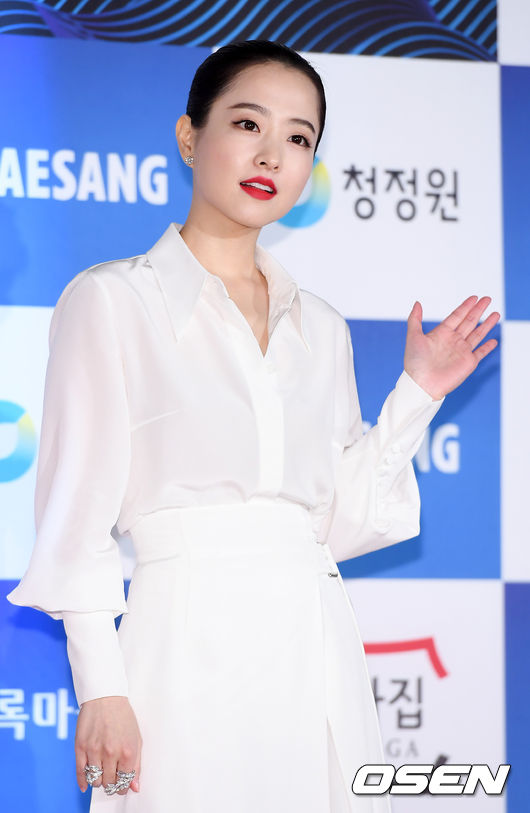 23일 오후 서울 동대문구 경희대학교 평화의전당에서 열린 '2018 청룡영화제' 레드카펫 및 포토월 행사에서, 배우 박보영이 입장하며 포즈를 취하고 있다./rumi@osen.co.kr