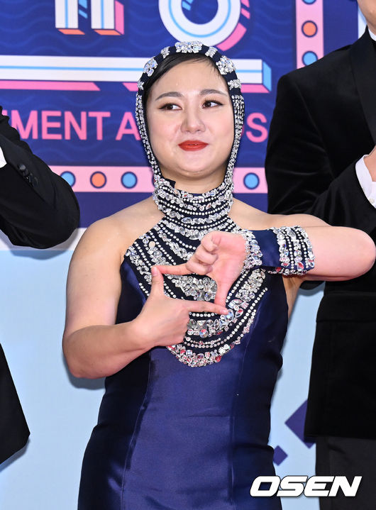 29일 오후 서울 상암 MBC 미디어센터에서 2022 MBC 방송연예대상 레드카펫 행사가 진행됐다.방송인 박나래가 레드카펫을 밟고 있다. 2022.12.29 /sunday@osen.co.kr