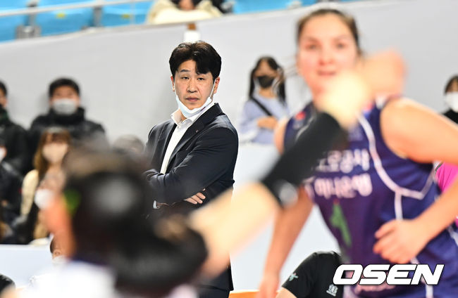 한국도로공사 김종민 감독이 경기를 지켜보고 있다. 2022.12.27 / foto0307@osen.co.kr