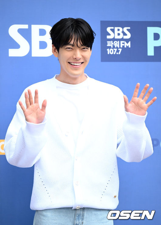 21일 오후 서울 목동 SBS에서 SBS 라디오 파워FM '두시탈출 컬투쇼’ 방송이 진행됐다.배우 김우빈이 취재진을 향해 포즈를 취하고 있다. 2022.07.21 /sunday@osen.co.kr