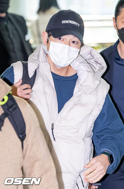배우 송중기가 5일 오전 '제37회 골든디스크어워즈’에 참석하기 위해 인천국제공항을 통해 태국 방콕으로 출국했다.