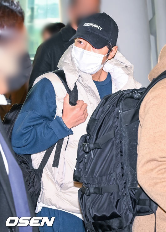 배우 송중기가 5일 오전 '제37회 골든디스크어워즈’에 참석하기 위해 인천국제공항을 통해 태국 방콕으로 출국했다.