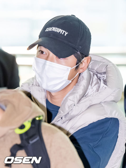 배우 송중기가 5일 오전 '제37회 골든디스크어워즈’에 참석하기 위해 인천국제공항을 통해 태국 방콕으로 출국했다.