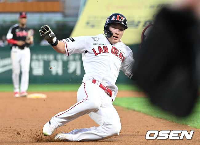 SSG 최지훈이 박성한의 외야플라이 때 3루로 쇄도하고 있다. 2022.07.26 /sunday@osen.co.kr