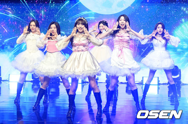 5일 오후 서울 강남구 청담동 일지아트홀에서 아일리원 첫번째 미니앨범 ‘A DREAM OF ILY:1(어 드림 오브 아일리원)’ 발매 기념 미디어 쇼케이스가 열렸다.<br /><br />아일리원이 '별꽃동화' 타이틀곡 무대를 선보이고 있다. 2023.01.05 /jpnews@osen.co.kr