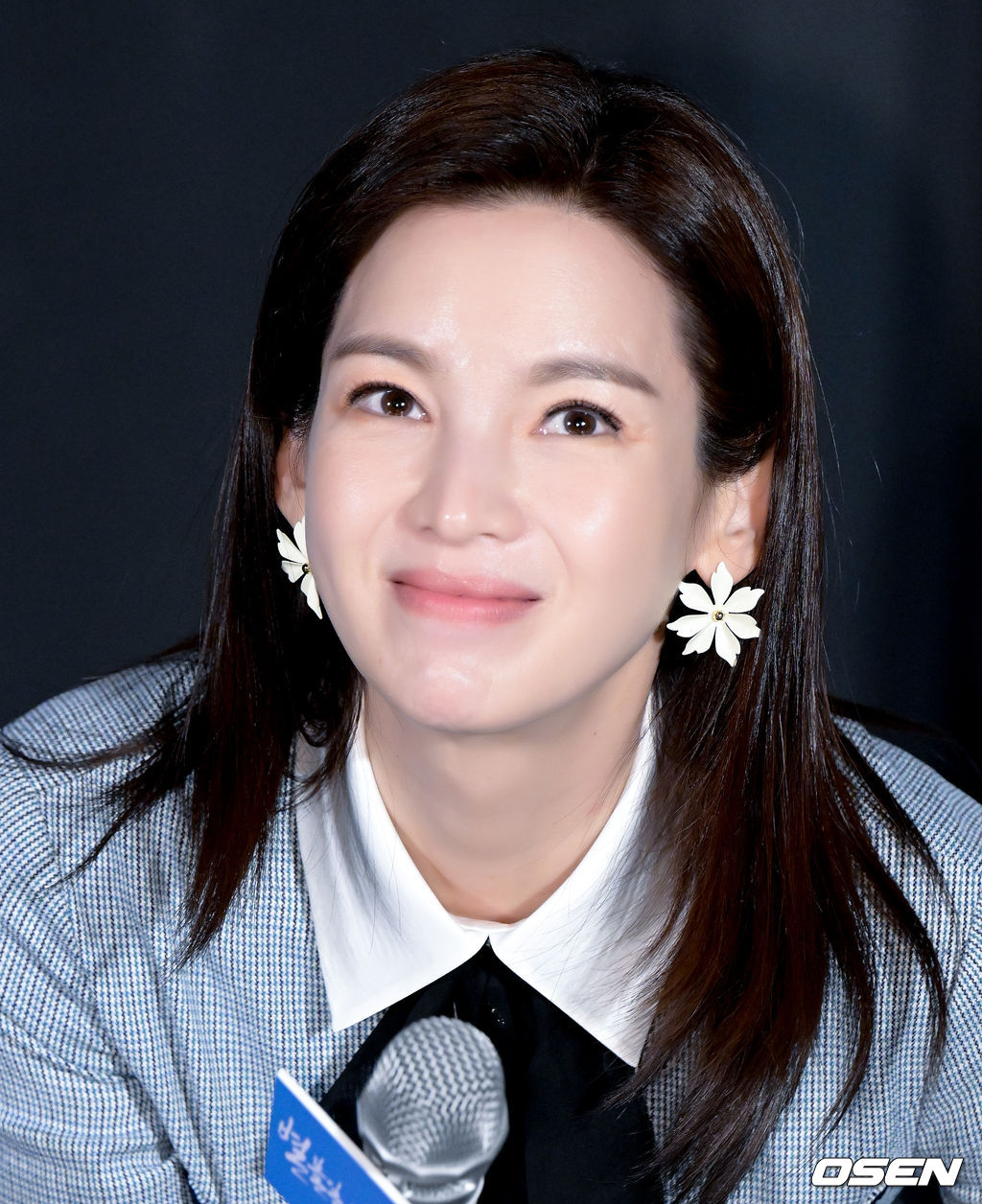 5일 오후 서울 자양동 롯데시네마 건대입구점에서 영화 ‘별 볼일 없는 인생’ 언론배급 시사회 및 기자간담회가 열렸다.  배우 정가은이 데뷔 후 첫 원톱 주연을 맡은 영화 ‘별 볼일 없는 인생’(감독 서동헌, 제작 허니몽스토리·나우콘텐츠, 배급 이놀미디어)은 죽기 직전 과거로 떠나게 된 이선(정가은 분)이 자신의 옛 연인들을 마주하고 다시 한번 사랑을 찾으려는 내용의 타임슬립 판타지 멜로. 오는 12일 극장 개봉.  배우 정가은이 간담회에 앞서 인사를 하고 있다. 2023.01.05 /jpnews@osen.co.kr