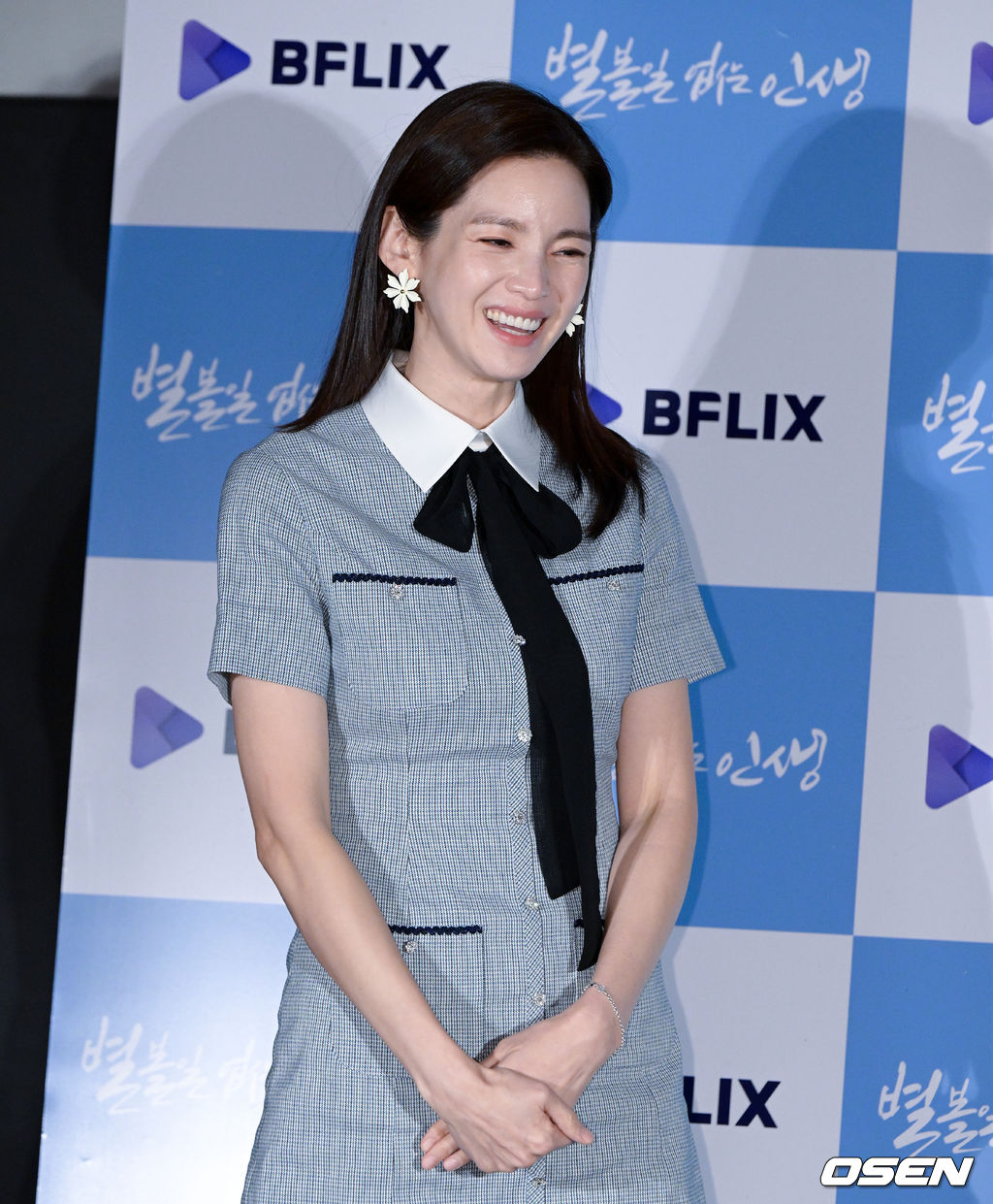 5일 오후 서울 자양동 롯데시네마 건대입구점에서 영화 ‘별 볼일 없는 인생’ 언론배급 시사회 및 기자간담회가 열렸다.  배우 정가은이 데뷔 후 첫 원톱 주연을 맡은 영화 ‘별 볼일 없는 인생’(감독 서동헌, 제작 허니몽스토리·나우콘텐츠, 배급 이놀미디어)은 죽기 직전 과거로 떠나게 된 이선(정가은 분)이 자신의 옛 연인들을 마주하고 다시 한번 사랑을 찾으려는 내용의 타임슬립 판타지 멜로. 오는 12일 극장 개봉.  배우 정가은이 입장하며 미소짓고 있다. 2023.01.05 /jpnews@osen.co.kr