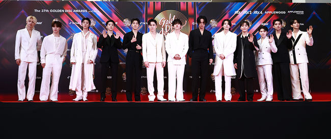 그룹 세븐틴이 7일 오후 태국 방콕 라자망갈라 국립 경기장에서 열린 ‘37회 골든디스크어워즈 with 틱톡' 레드카펫 행사에 참석해 포토타임을 갖고 있다.'37회 골든디스크 어워즈 with 틱톡'은 2023년 1월 7일 오후 8시(KST) 태국 방콕 라자망갈라 스타디움서 개최된다. 이다희·성시경·박소담·닉쿤이 MC를 맡았으며 JTBC 지연 중계 JTBC2·JTBC4에서 생중계된다. <사진제공=골든디스크 어워즈 사무국>