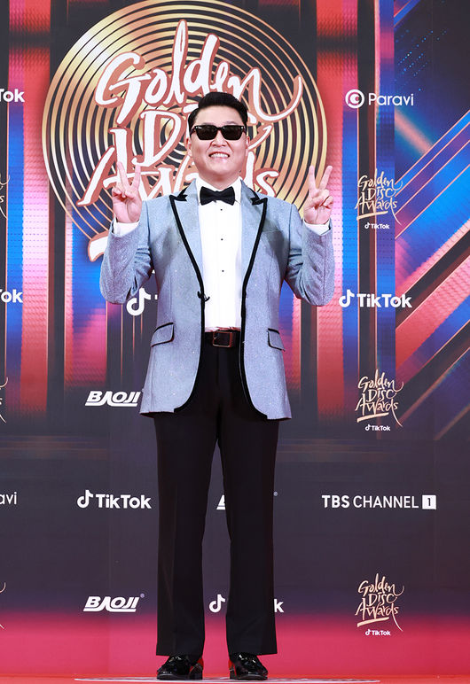 가수 싸이가 7일 오후 태국 방콕 라자망갈라 국립 경기장에서 열린 ‘37회 골든디스크어워즈 with 틱톡' 레드카펫 행사에 참석해 포토타임을 갖고 있다.'37회 골든디스크 어워즈 with 틱톡'은 2023년 1월 7일 오후 8시(KST) 태국 방콕 라자망갈라 스타디움서 개최된다. 이다희·성시경·박소담·닉쿤이 MC를 맡았으며 JTBC 지연 중계 JTBC2·JTBC4에서 생중계된다. <사진제공=골든디스크 어워즈 사무국>