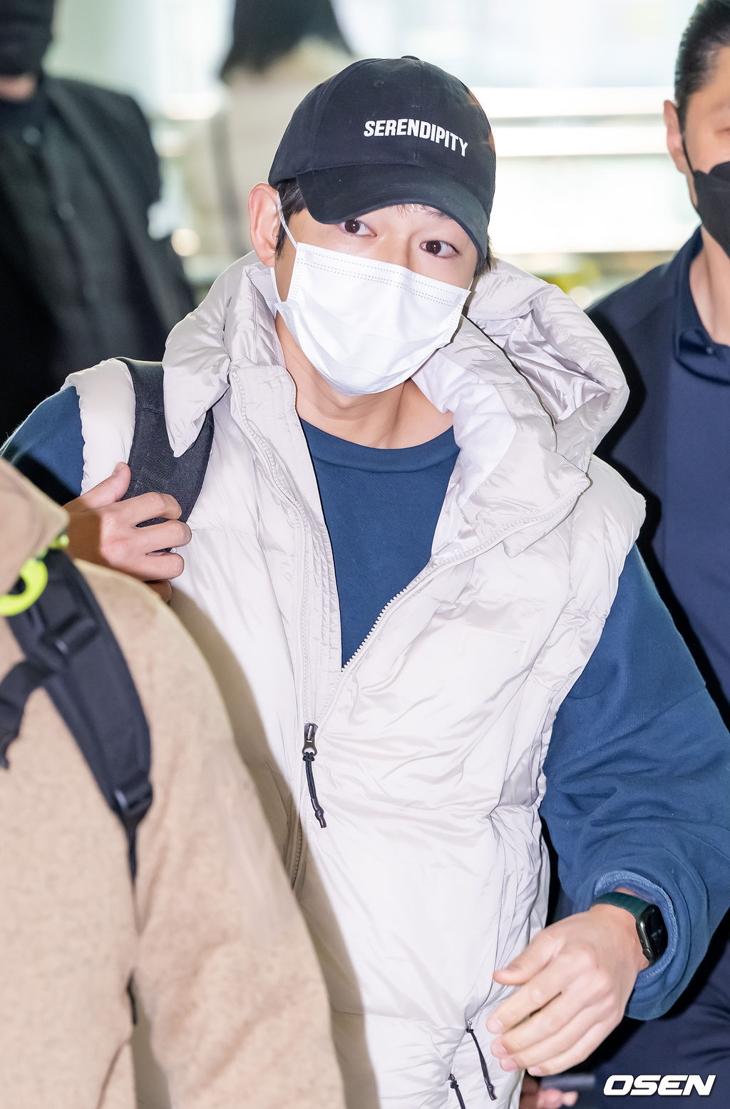 배우 송중기가 5일 오전 '제37회 골든디스크어워즈’에 참석하기 위해 인천국제공항을 통해 태국 방콕으로 출국했다.배우 송중기가 출국장으로 이동하고 있다. 2023.01.05 /rumi@osen.co.kr