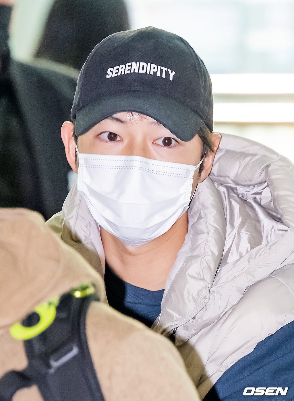 배우 송중기가 5일 오전 '제37회 골든디스크어워즈’에 참석하기 위해 인천국제공항을 통해 태국 방콕으로 출국했다.배우 송중기가 출국장으로 이동하고 있다. 2023.01.05 /rumi@osen.co.kr