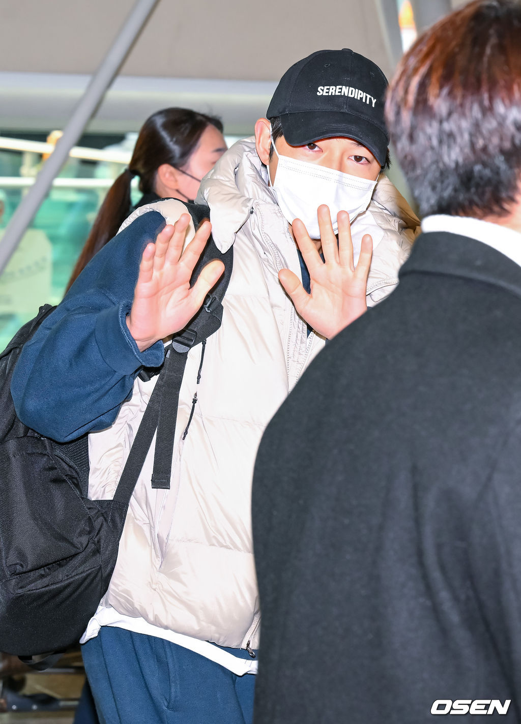 배우 송중기가 5일 오전 ‘제 37회 골든디스크어워즈’ 일정 참석차 인천국제공항을 통해 태국 방콕으로 출국하고 있다.  2023.01.04 / soul1014@osen.co.kr