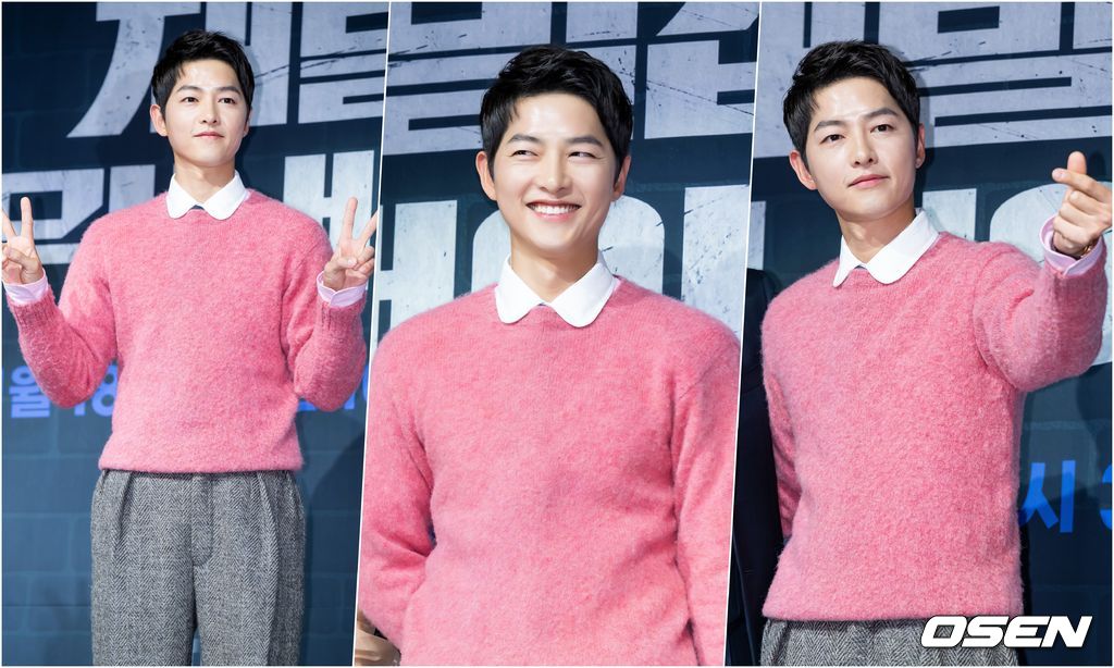 17일 오후 서울 영등포구 여의도 페어몬트 앰배서더 그랜드볼룸에서 JTBC 금토일드라마 ‘재벌집 막내아들’ 제작발표회가 열렸다. 이 자리에는 정대윤 PD와 배우 송중기, 이성민, 신현빈이 참석했다.송중기가 무대 위로 입장하며 포토타임을 갖고 있다. 2022.11.17 / rumi@osen.co.kr