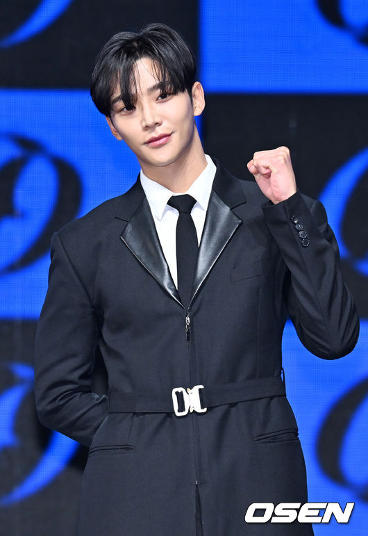 SF9 로운이 무대 위에서 포토타임을 갖고 있다. 2022.01.09 /rumi@osen.co.kr