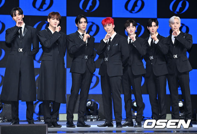 SF9이 무대 위에서 포토타임을 갖고 있다. 2022.01.09 /rumi@osen.co.kr