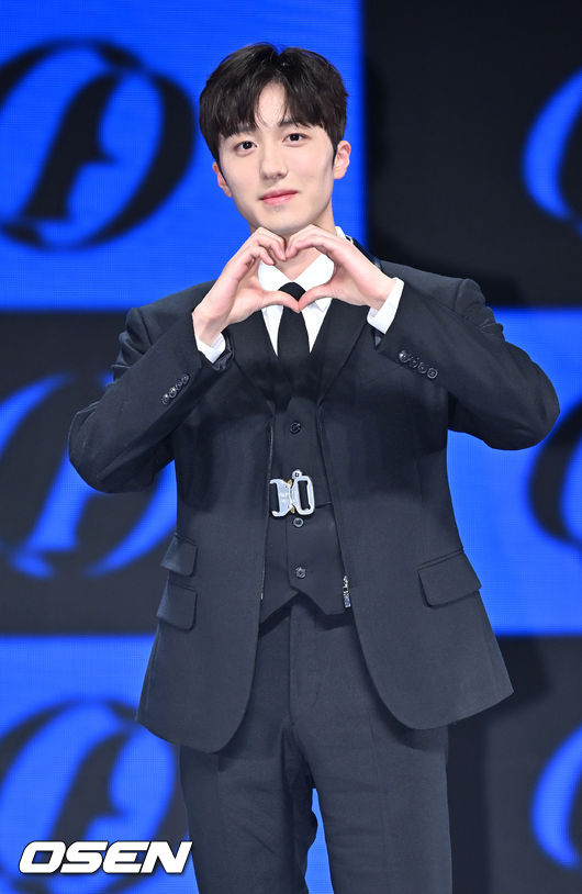 SF9 찬희가 무대 위에서 포토타임을 갖고 있다. 2022.01.09 /rumi@osen.co.kr