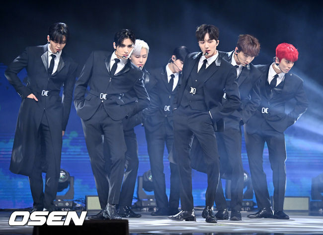 SF9이 화려한 컴백 무대를 선보이고 있다. 2022.01.09 /rumi@osen.co.kr