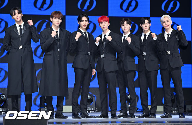 SF9이 무대 위에서 포토타임을 갖고 있다. 2022.01.09 /rumi@osen.co.kr