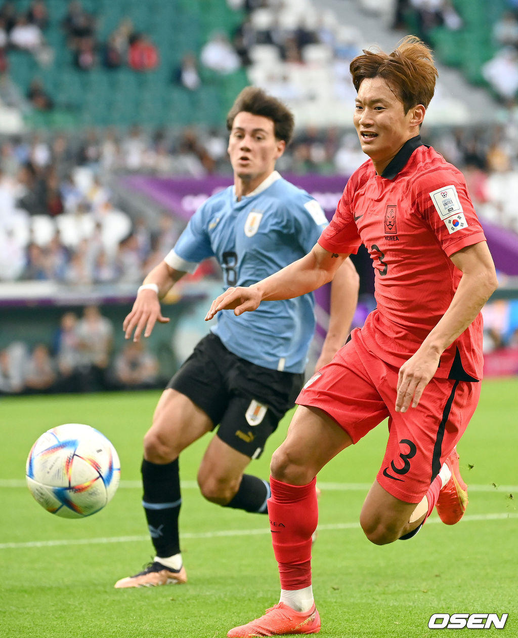 파울루 벤투 감독이 이끄는 축구대표팀은 24일 카타르 알 라이얀에 위치한 에듀케이션시티 스타디움에서 우루과이를 상대로 ‘카타르 월드컵 2022 H조 조별리그 1차전’에서 0-0 무승부를 기록했다. 한국은 2010년 남아공 월드컵 이후 12년 만에 16강 진출에 도전한다.전반 한국 김진수가 수비를 하고 있다. 2022.11.24 /soul1014@osen.co.kr